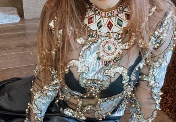 Poonam Jhawer: The Fearless and Alluring Flame, Igniting the Industry with Her Bold Charisma and Sensual Aura, Dominating the Spotlight and Creating a Fiery Legacy, Just Like Malaika Arora Khan!