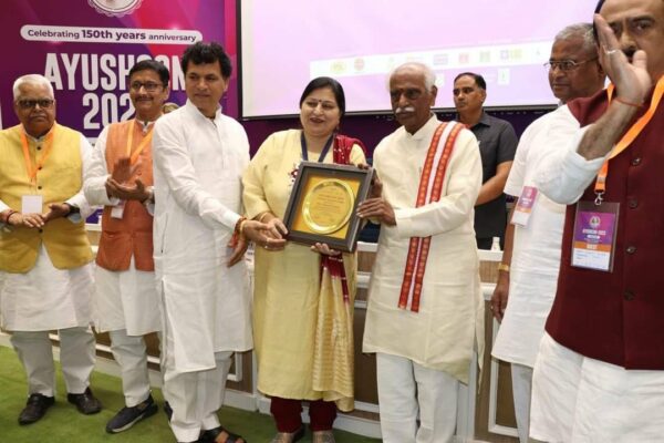 Mrs. Punam Gupta Honored with Ayushcon Excellence Award