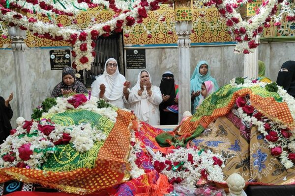 Dharavi residents pray for redevelopment at Mahim Dargah