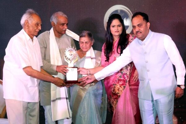 Dr. Mandakini Amte received the Urja Lifetime Achievement Award by Gravitus Foundation Pune