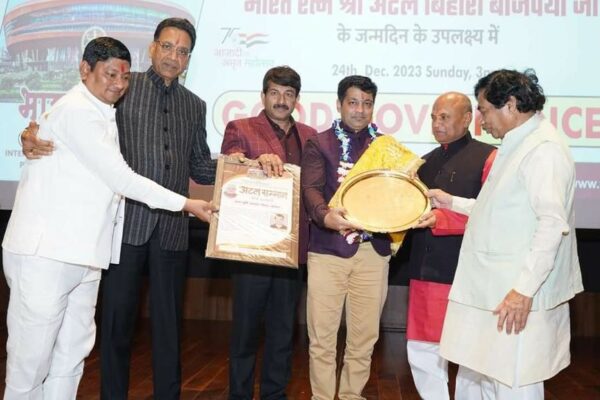 “Ezzy Group’s Double Win: CMD – Dr. Idris Bohra shines bright with dual awards in the agriculture industry.”