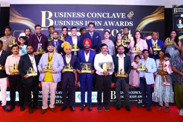 Bollywood Actor Sharman Joshi Shines the Franchise Batao Business Awards 2024.