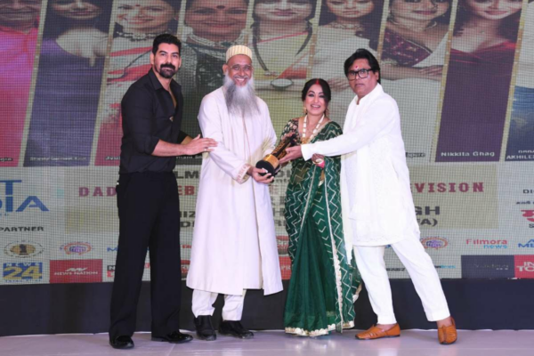 Mustafa Yusufali Gom Honoured at Dadasaheb Phalke Television Awards 2024