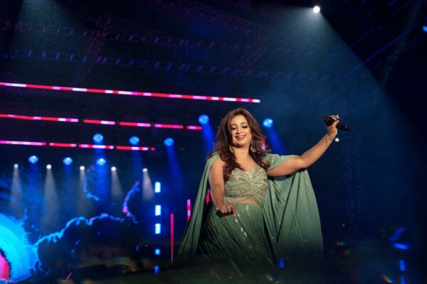 Shreya Ghoshal Mesmerises Fans at Hyderabad’s Record-Breaking Concert with Richika Dadheech’s Grand Gesture