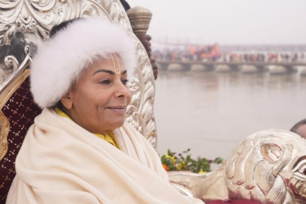 Jagadguru Sai Maa Lakshmi Devi Takes Shahi Snan/Amrit Snan at Prayagraj Maha Kumbh with Foreign Disciples