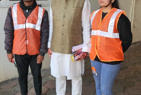 Female Technician Installs Smart Meter at MLA’s House, Urges Parents to Change Their Perspective on Daughters