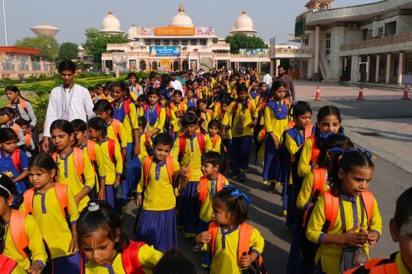 20,000 Poor and Needy Rejoice: Jagadguru Kripalu Parishat Distributes Aid Across Braj