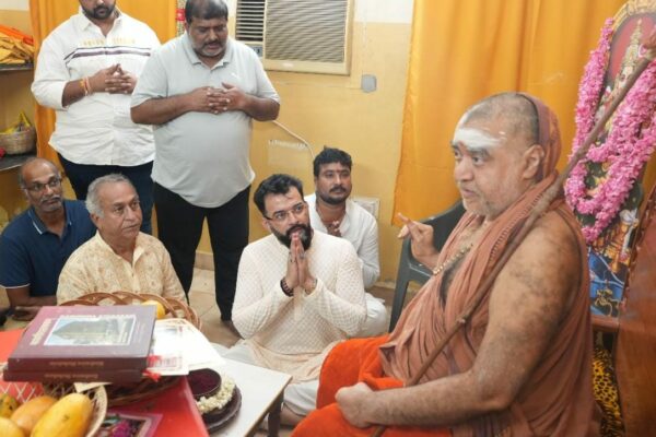 A Divine Encounter in with Jagatguru Shankara Vijayendra Saraswati:- Tapan Acharya Seeks Blessings from Jagatguru Shri Shankara Vijayendra Saraswati Swamigal