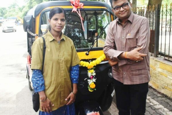 Mumbai Social Activist Gifts Auto Rickshaw to Woman Driver on Raksha Bandhan