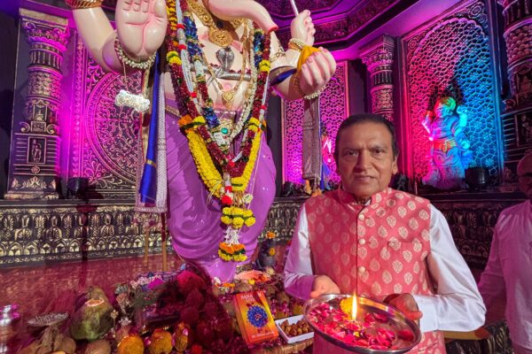 Dr. Dinesh Shahra Visits Mumbai’s Ganesh Pandals, Prays for Collective Well-being and Cultural Unity