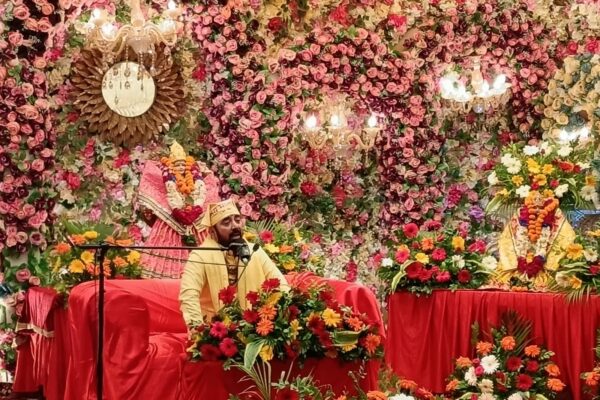 Mahant Shri Paras Bhaiji Maharaj Inspires Thousands at Faith-Based Gathering in Delhi