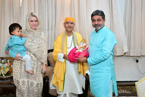 Renowned spiritual orator and Head of Vishva Jagriti Mission, Acharya Sudhanshu Ji Maharaj, confers the title of ‘Gau Rakshak’ (Protector of Cows) upon Dr. Abhishek Verma